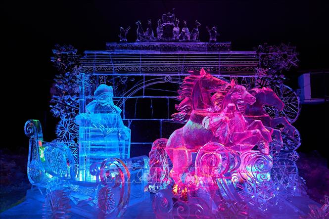 Tác phẩm nghệ thuật được trưng bày tại lễ hội điêu khắc băng ở St. Petersburg, Nga, ngày 27/12/2025. Ảnh: THX/TTXVN