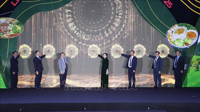 Các đại biểu thực hiện nghi thức khai mạc liên hoan. Ảnh: Đức Phương - TTXVN