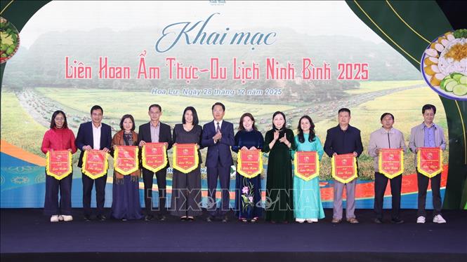 Ban Tổ chức tặng cờ lưu niệm cho đại diện ngành văn hóa, du lịch các tỉnh, thành phố có đoàn tham gia liên hoan. Ảnh: Đức Phương - TTXVN