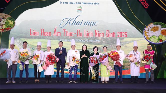 Ban Tổ chức tặng hoa chúc mừng các nghệ nhân tham gia liên hoan. Ảnh: Đức Phương - TTXVN