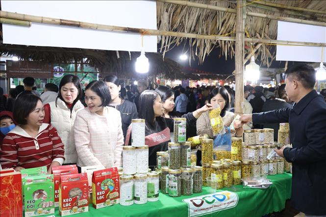 Một gian hàng thu hút đông đảo khách tham quan. Ảnh: Đức Phương - TTXVN