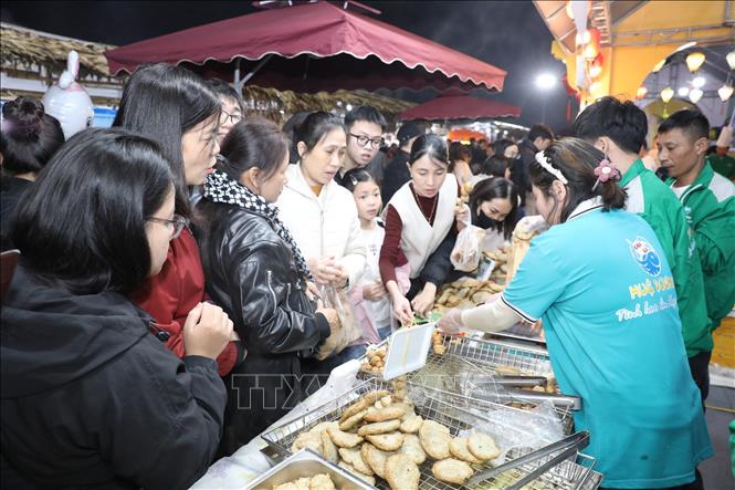 Một gian hàng thu hút đông đảo thực khách. Ảnh: Đức Phương - TTXVN