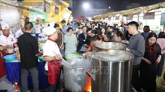 Một gian hàng thu hút đông đảo thực khách. Ảnh: Đức Phương - TTXVN