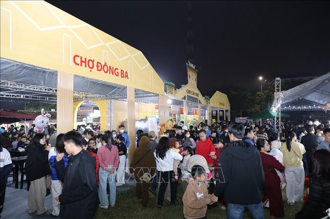 Không gian tái hiện hình ảnh một trung tâm mua sắm lớn. Ảnh: Đức Phương - TTXVN