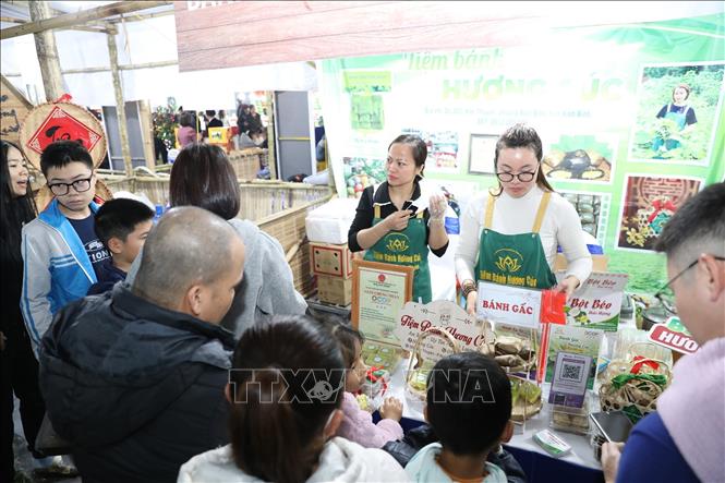 Một gian hàng thu hút đông đảo thực khách. Ảnh: Đức Phương - TTXVN