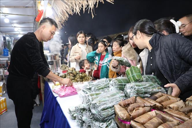 Một gian hàng thu hút đông đảo thực khách. Ảnh: Đức Phương - TTXVN