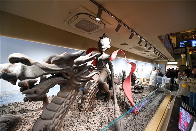 Tác phẩm điêu khắc bằng sô cô la được trưng bày tại bảo tàng ở Thiên Tân, Trung Quốc. Ảnh: THX/TTXVN