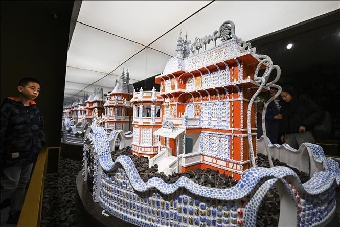 Tác phẩm điêu khắc bằng sô cô la được trưng bày tại bảo tàng ở Thiên Tân, Trung Quốc. Ảnh: THX/TTXVN