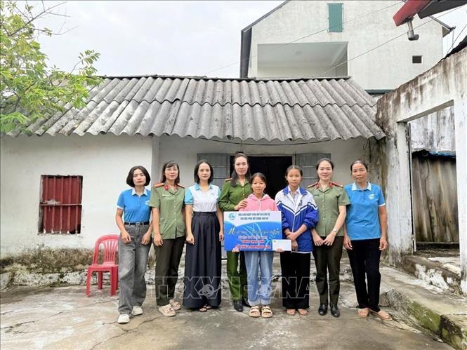 Chi hội Phụ nữ Công an xã Lưu Vệ nhận đỡ đầu em Vương Thị Hà Linh, xã Lưu Vệ làm con nuôi, thường xuyên quan tâm, thăm hỏi, động viên tinh thần và hỗ trợ kinh phí 6.000.000 đồng/năm, góp phần giúp em có thêm điều kiện tiếp tục học tập, vươn lên trong cuộc sống. Ảnh: TTXVN phát