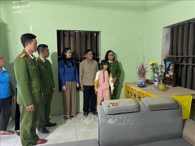 Mồ côi cả cha lẫn mẹ, hai em Lê Thị Trúc Mai và Lê Thị Trúc Linh, xã Quảng Ninh, được Phụ nữ Công an xã Quảng Ninh nhận đỡ đầu. Ảnh: TTXVN phát