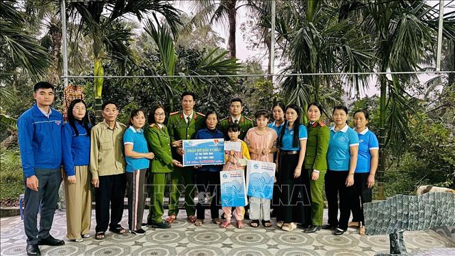 Công an xã Quảng Ninh đã trực tiếp đến thăm hỏi, động viên tinh thần và nhận đỡ đầu cho hai cháu với mức hỗ trợ 6.000.000 đồng/năm. Ảnh: TTXVN phát