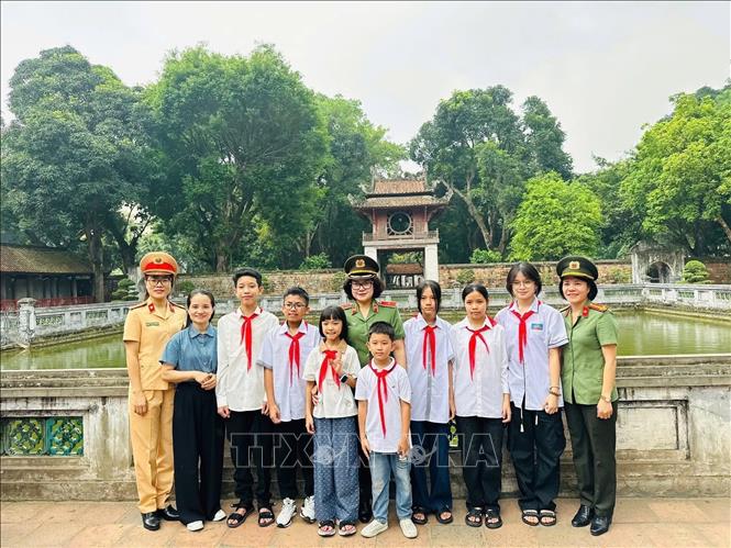 Các em được các mẹ đỡ đầu dẫn đi tham quan nhiều thắng cảnh và dic tích ở Thủ đô. Ảnh: TTXVN phát