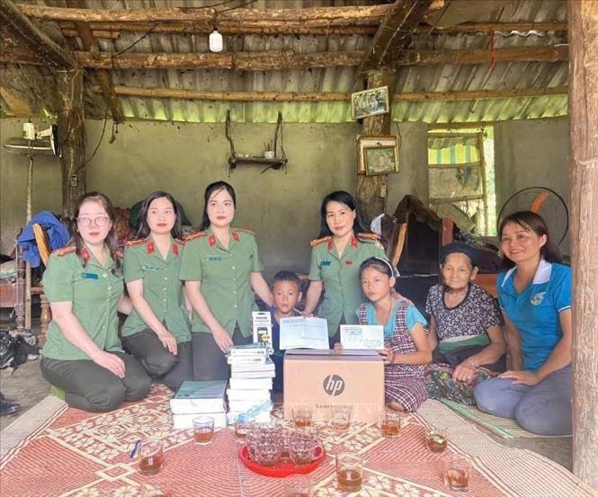 Ngoài tiền mặt, các cấp Hội còn hỗ trợ thêm về bàn học, sách, vở, đồ dùng học tập, máy tính, xe đạp, quần áo, nhu yếu phẩm hằng ngày, sơn sửa lại nhà cửa…Tính đến nay nguồn lực thực hiện Chương trình gần 2 tỷ đồng. Ảnh: TTXVN phát