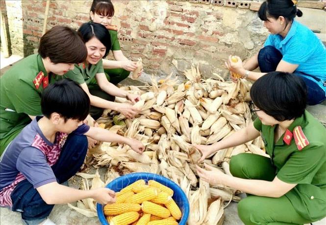 Phụ nữ Công an Thanh Hóa phân công thay phiên nhau thường xuyên đến nhà động viên thăm hỏi các con và gia đình; lắng nghe tâm tư, nguyện vọng, định hướng nghề nghiệp, cung cấp các kiến thức kỹ năng sống, qua đó, mối quan hệ “mẹ và con đỡ đầu” ngày càng gắn kết. Ảnh: TTXVN phát