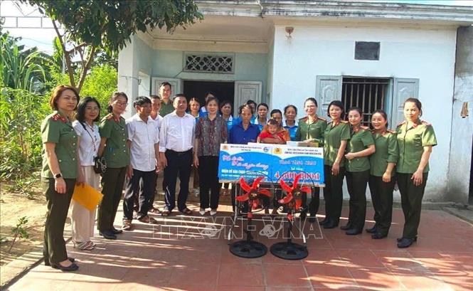 Thời gian đỡ đầu theo giai đoạn từ 3 đến 5 năm hoặc dài hơn, nguồn kinh phí hỗ trợ từ sự chung tay đóng góp của hội viên và cán bộ chiến sỹ trong đơn vị. Ảnh: TTXVN phát