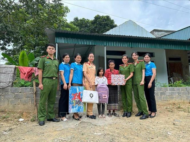 Số tiền hỗ trợ được trao định kỳ theo quý, năm hoặc vào các dịp đặc biệt như: ngày Quốc tế thiếu nhi, Trung thu, Tết nguyên đán, đầu năm học mới, cho người trực tiếp nuôi dưỡng các con hoặc nhóm mẹ đỡ đầu của địa phương. Ảnh: TTXVN phát