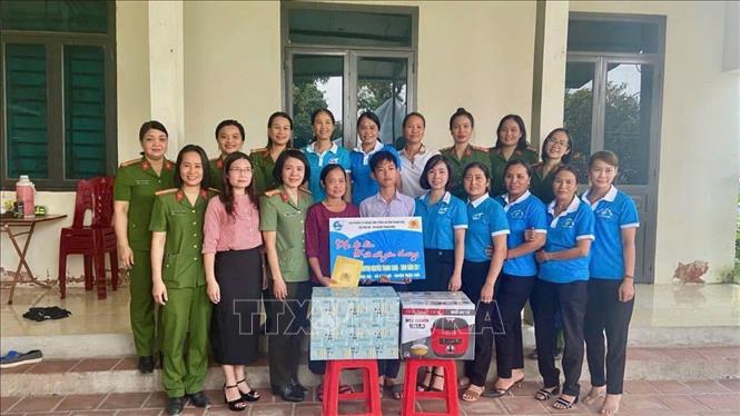 Với tình thương, trách nhiệm, sự đồng cảm, sẻ chia những thiệt thòi, mất mát của trẻ em mồ côi, sau hơn 4 năm thực hiện Chương trình, các cấp Hội Phụ nữ Công an Thanh Hóa đã và đang nhận đỡ đầu 80 trẻ mồ côi, trẻ có hoàn cảnh đặc biệt. Ảnh: TTXVN phát