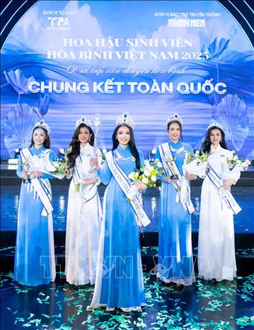 Hoa hậu Sinh viên Hòa bình Việt Nam 2025 Nguyễn Phương Thanh với các Á hậu. Ảnh: TTXVN phát