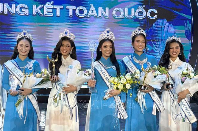 Nguyễn Phương Thanh (người đứng giữa) đăng quang Hoa hậu Sinh viên Hòa bình Việt Nam 2025 cùng với 4 Á hậu. Ảnh: Trần Lê Lâm - TTXVN 