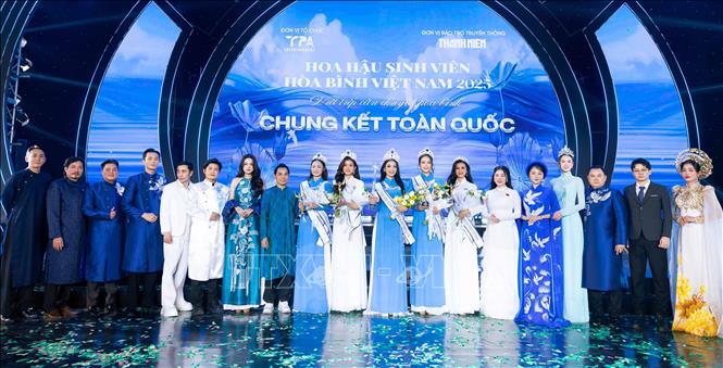 Hoa hậu Sinh viên Hòa bình Việt Nam 2025 Nguyễn Phương Thanh với các Á hậu và Ban Tổ chức cuộc thi. Ảnh: TTXVN phát