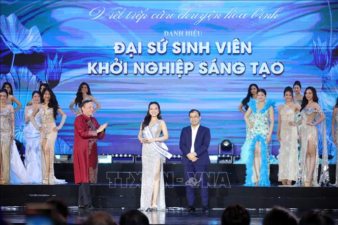 Ban Tổ chức trao các giải thưởng phụ cho các sinh viên đoạt giải. Ảnh: Trần Lê Lâm - TTXVN 