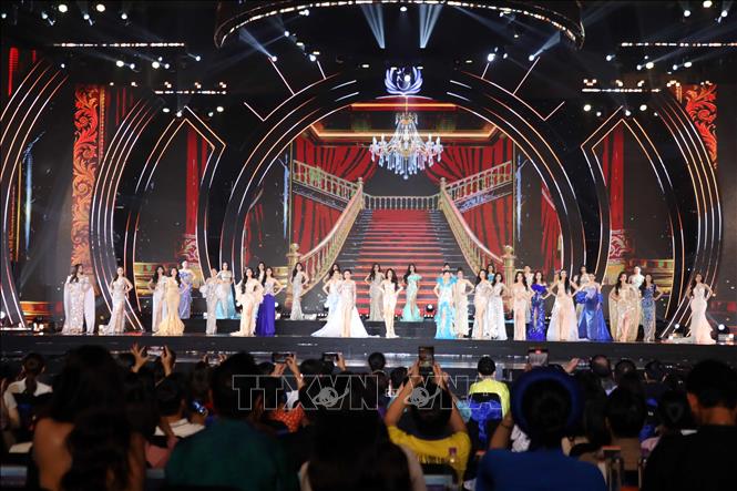 Các thí sinh trình diễn trang phục dạ hội tại Vòng Chung kết Cuộc thi Hoa hậu Sinh viên Hòa bình Việt Nam 2025 .Ảnh: Trần Lê Lâm - TTXVN 