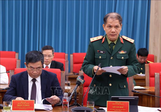 Trung tướng, GS.TS Lê Văn Hải, Phó Chính ủy Học viên Quốc phòng, Bộ Quốc phòng trình bày tham luận tại Hội thảo. Ảnh: Văn Điệp – TTXVN