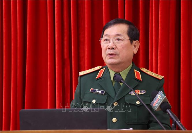 Thượng tướng, TS Lê Huy Vịnh, Ủy viên Trung ương Đảng, Ủy viên Quân ủy Trung ương, Thứ trưởng Bộ Quốc phòng phát biểu đề dẫn Hội thảo. Ảnh: Văn Điệp – TTXVN