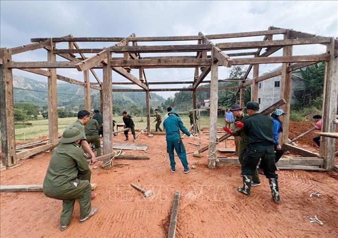Lực lượng Công an, dân quân tự vệ hỗ trợ làm nhà cho người dân vùng lũ Việt Hồng (Lào Cai). Ảnh: TTXVN phát