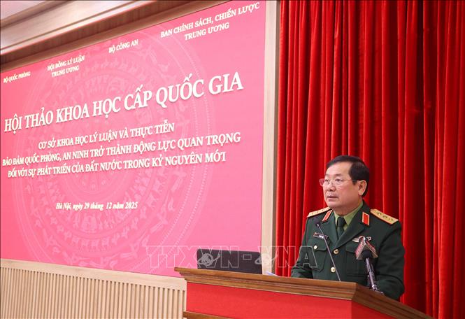 Thượng tướng, TS Lê Huy Vịnh, Ủy viên Trung ương Đảng, Ủy viên Quân ủy Trung ương, Thứ trưởng Bộ Quốc phòng phát biểu đề dẫn Hội thảo. Ảnh: Văn Điệp – TTXVN