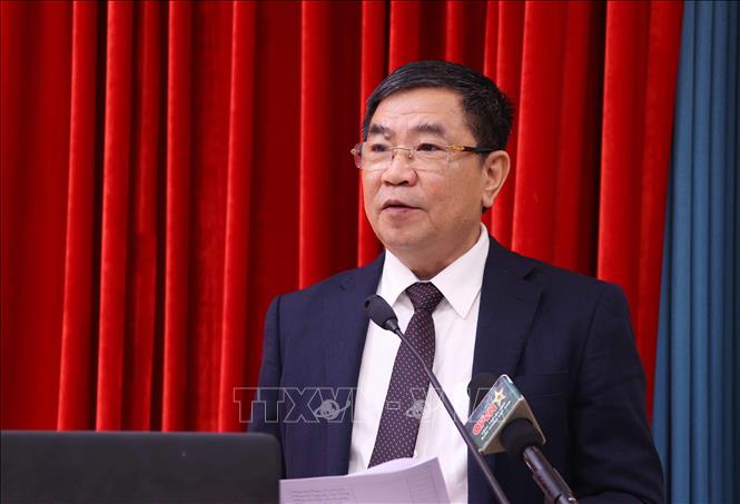 Trung tướng, GS.TS Trần Vi Dân, Cục trưởng Cục Khoa học, Chiến lược và Lịch sử Công an (Bộ Công an), Ủy viên kiêm Phó tổng Thư ký Hội đồng Lý luận Trung ương trình bày tham luận tại Hội thảo. Ảnh: Văn Điệp – TTXVN