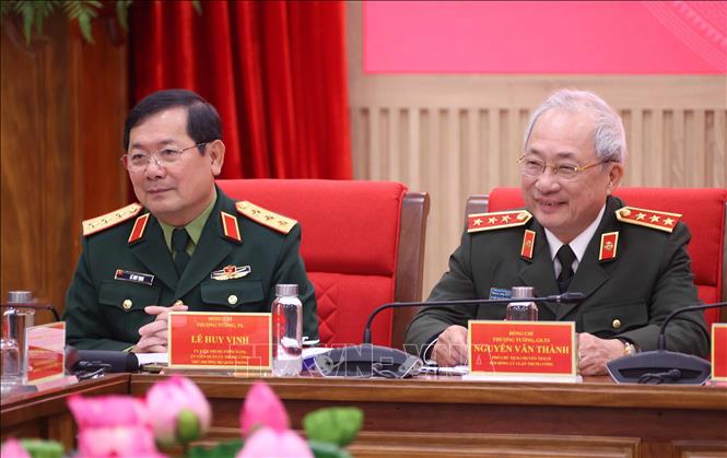 Thượng tướng, GS.TS Nguyễn Văn Thành, Phó Chủ tịch chuyên trách Hội đồng Lý luận Trung ương và Thượng tướng, TS Lê Huy Vịnh, Ủy viên Trung ương Đảng, Ủy viên Quân ủy Trung ương, Thứ trưởng Bộ Quốc phòng tại Hội thảo. Ảnh: Văn Điệp – TTXVN