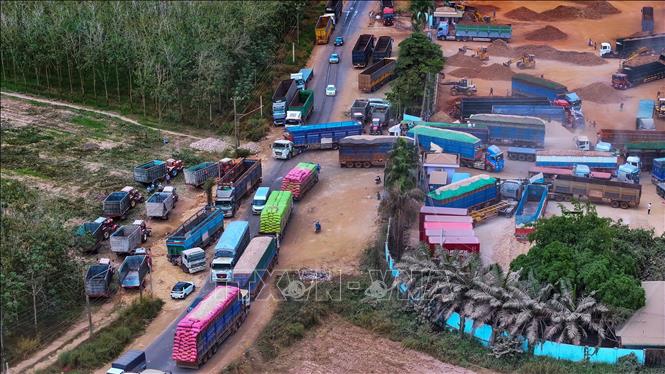 Phương tiện ùn ứ trước bãi tập kết, kiểm tra, giám sát hàng hóa xuất nhập khẩu gần Cửa khẩu quốc tế Xa Mát giờ cao điểm. Ảnh: Minh Phú – TTXVN