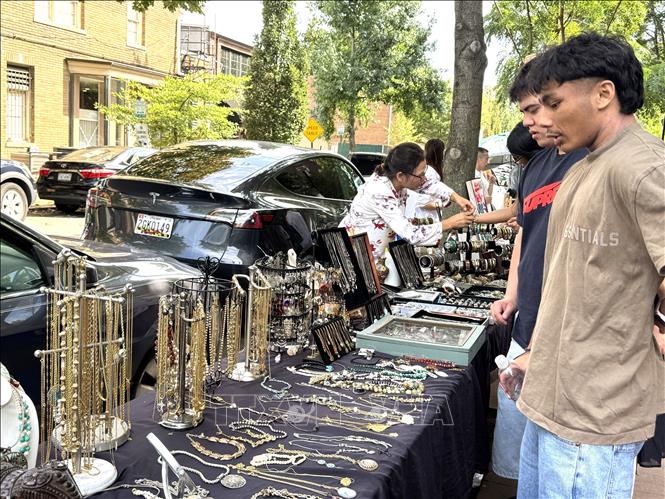 Khách hàng lựa chọn hàng hóa tại một khu chợ đồ cũ ở thủ đô Washington D.C. Ảnh: Đoàn Hùng - PV TTXVN tại Mỹ