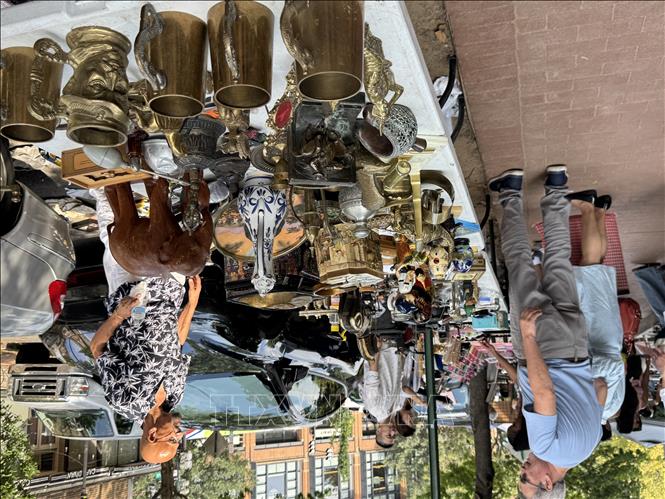 Đồ cổ, đồ cũ bày bán tại một khu chợ ngoài trời ở thủ đô Washington D.C.Ảnh: Đoàn Hùng - PV TTXVN tại Mỹ