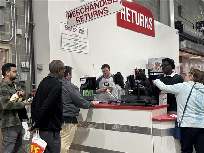 Người mua làm thủ tục trả lại hàng tại chuỗi siêu thị bán lẻ Costco ở bang Marryland. Ảnh: Đoàn Hùng - PV TTXVN tại Mỹ
