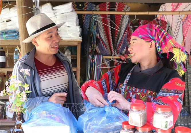Typical cultural products of Lung Cu are introduced to tourists. VNA Photo: Đức Thọ