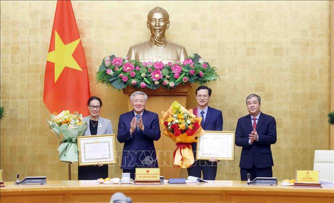 Phó Thủ tướng Thường trực Nguyễn Hòa Bình và Phó Trưởng ban Tuyên giáo và Dân vận Trung ương Ngô Đông Hải trao Bằng khen của Ban Tuyên giáo và Dân vận Trung ương cho cá nhân và tập thể Ban Tuyên giáo và Dân vận Chính phủ có thành tích xuất sắc. Ảnh: Phạm Kiên - TTXVN