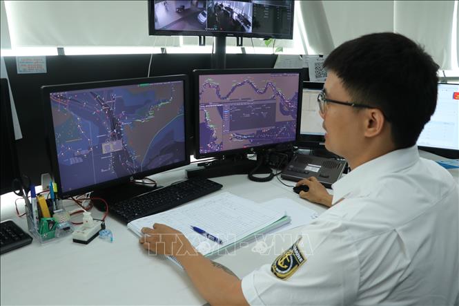 Nhân viên điều phối tại Trung tâm giám sát, hỗ trợ và điều phối giao thông hàng hải (Trung tâm VTS). Ảnh: Đoàn Mạnh Dương-TTXVN