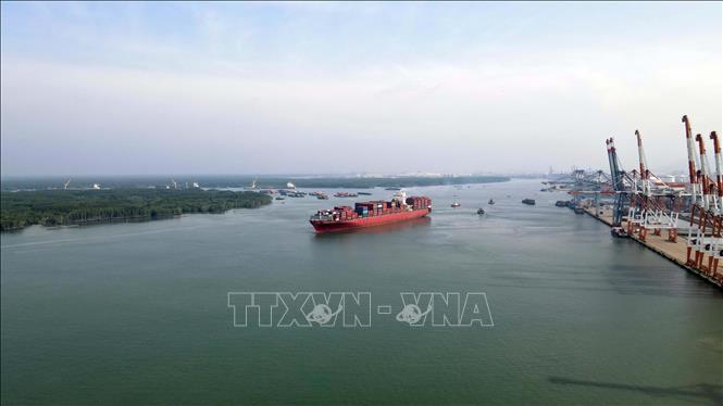 Tàu container trên luồng khu cảng Cái Mép. Ảnh: Đoàn Mạnh Dương-TTXVN