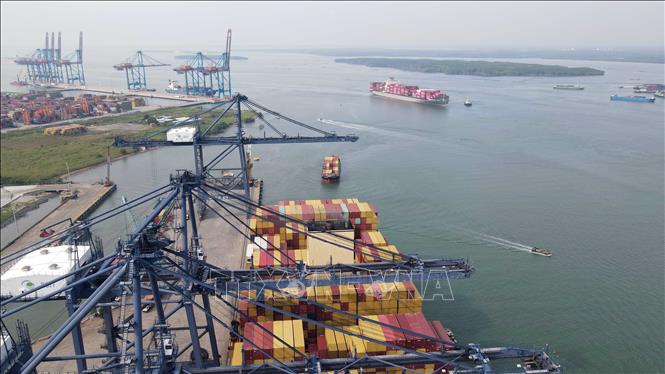 Tàu container trên luồng khu cảng Cái Mép. Ảnh: Đoàn Mạnh Dương-TTXVN