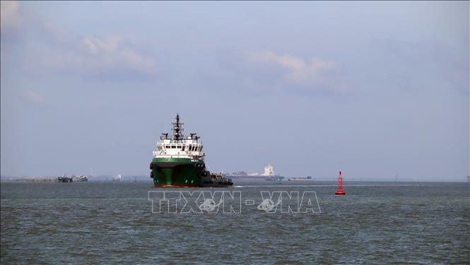 Tàu dịch vụ hành hải trên vịnh Gành Rái. Ảnh: Đoàn Mạnh Dương-TTXVN