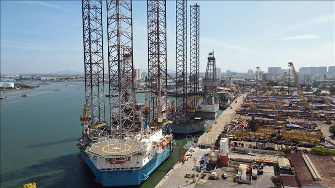 Các cấu kiện tại cảng Hạ lưu PTSC thường lưu thông trên tuyến luồng vịnh Gành Rái. Ảnh: Đoàn Mạnh Dương - TTXVN