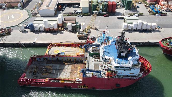 Tàu dịch vụ tại cảng Hạ lưu PTSC chờ 