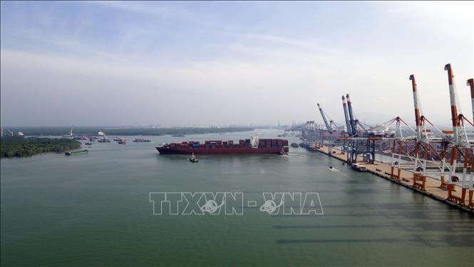 Tàu container quay trở trên luồng khu cảng Cái Mép. Ảnh: Đoàn Mạnh Dương-TTXVN