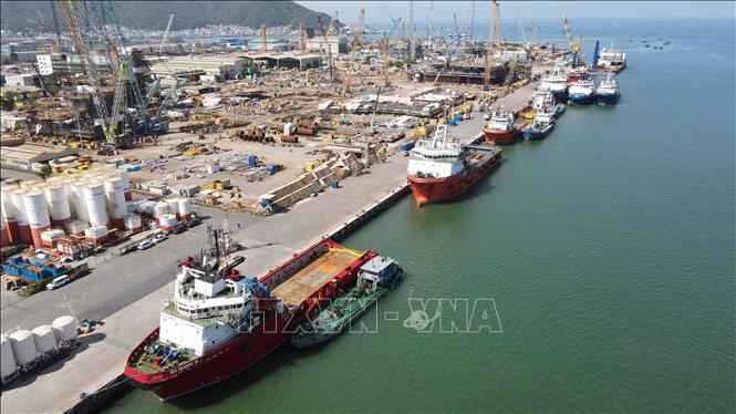 Tàu dịch vụ tại cảng Hạ lưu PTSC chờ 