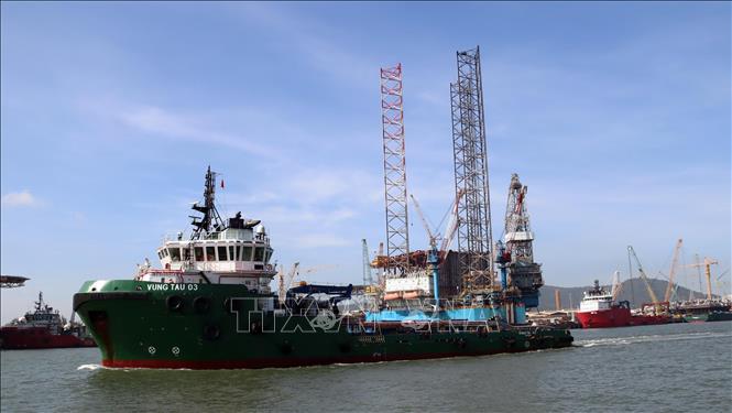 Tàu dịch vụ hành hải trên luồng sông Dinh. Ảnh: Đoàn Mạnh Dương-TTXVN