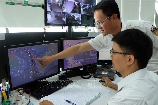 Cán bộ, nhân viên điều phối tại Trung tâm giám sát, hỗ trợ và điều phối giao thông hàng hải (Trung tâm VTS). Ảnh: Đoàn Mạnh Dương-TTXVN