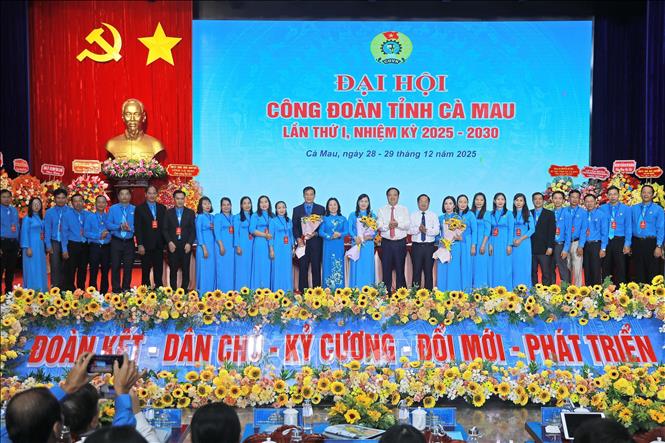 Lãnh đạo Tổng Liên đoàn Lao động Việt Nam và tỉnh Cà Mau tặng hoa chúc mừng Ban Chấp hành Liên đoàn Lao động tỉnh Cà Mau khóa I và Đoàn Đại biểu dự Đại hội Công đoàn Việt Nam lần thứ XIV. Ảnh: Huỳnh Anh - TTXVN