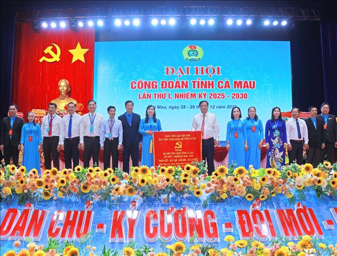 Phó Bí thư Thường trực Tỉnh ủy Cà Mau Huỳnh Quốc Việt tặng Bức trướng của Ban Chấp hành Đảng bộ tỉnh chúc mừng Đại hội. Ảnh: Huỳnh Anh - TTXVN